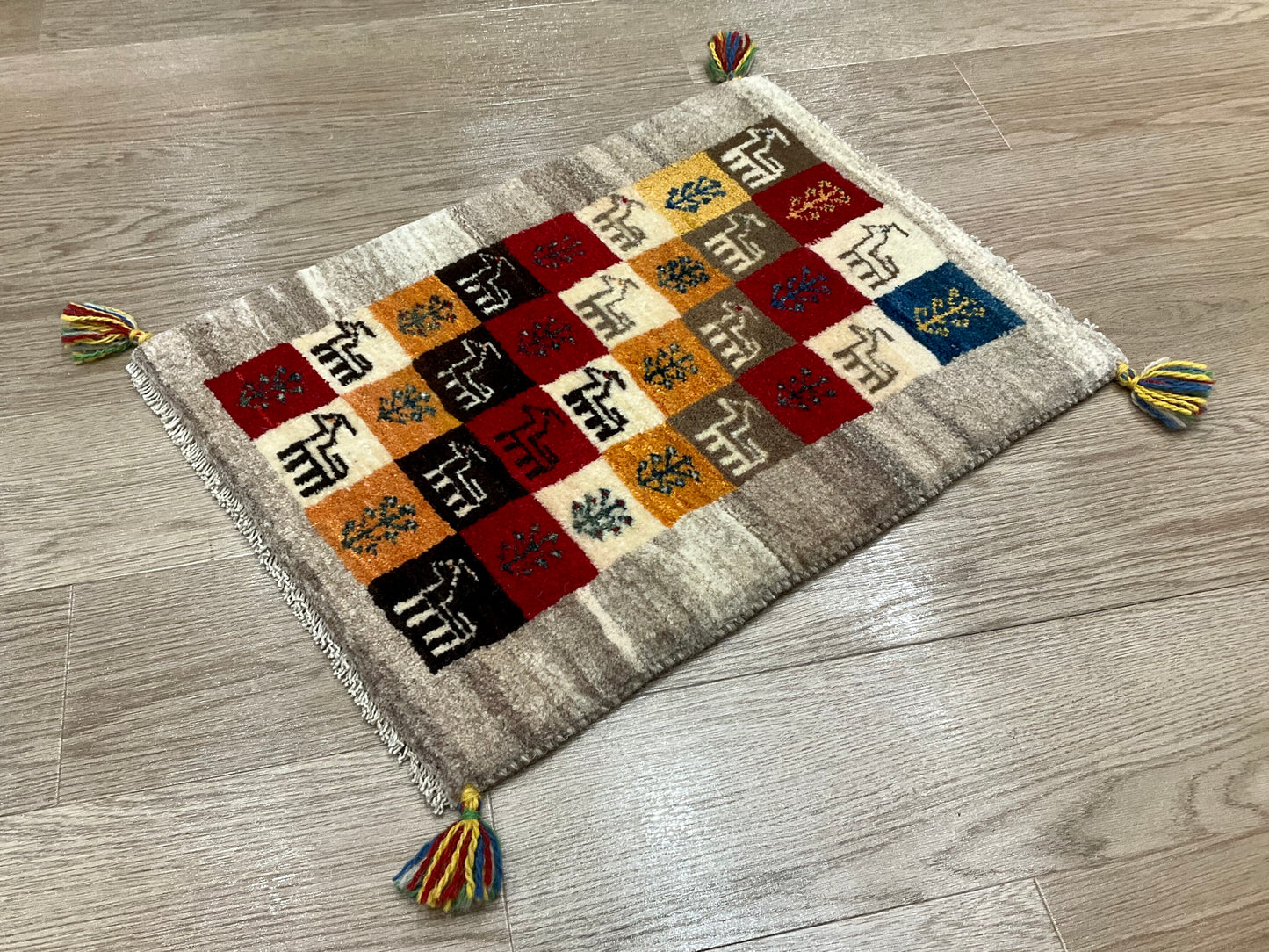 ギャッベ 60cm x 44cm NN18632