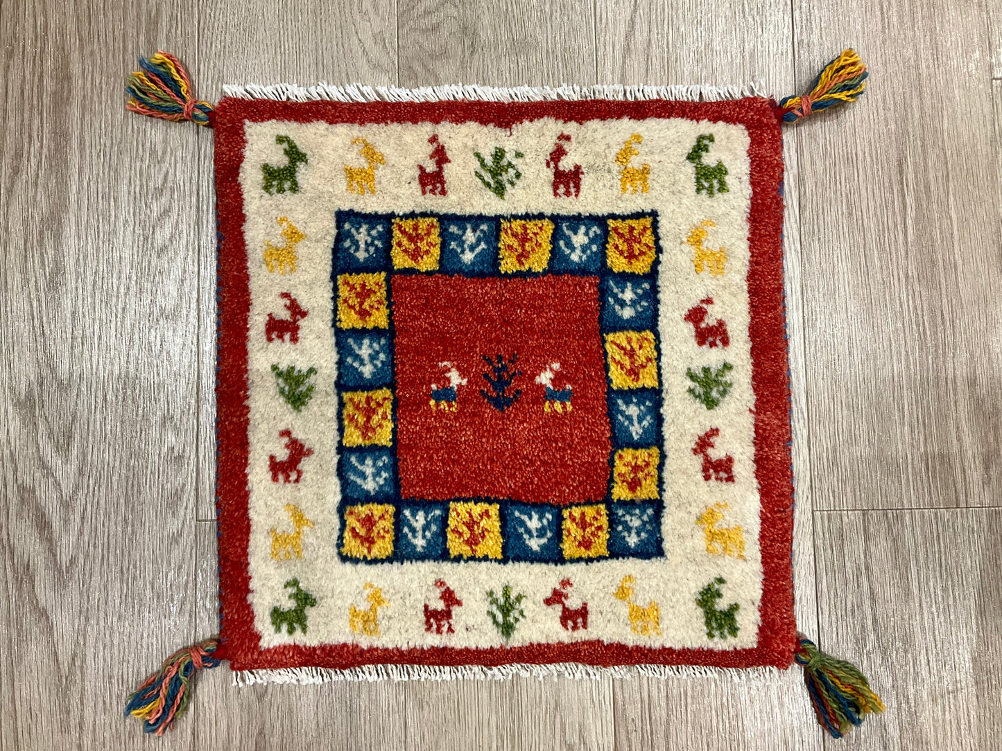 ギャッベ 43cm x 41cm AJ26227