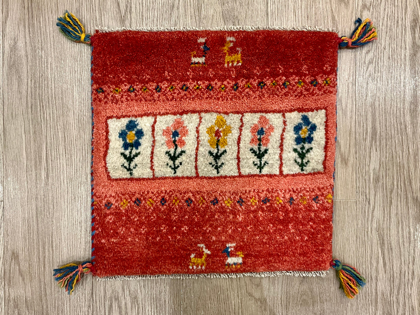 ギャッベ 42cm x 41cm AJ27271